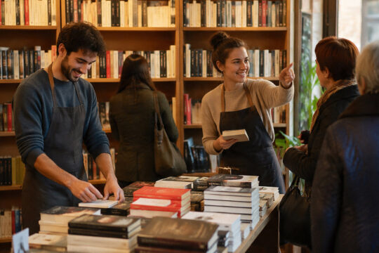 Giovani ragazzi che gestiscono libreria indipendente