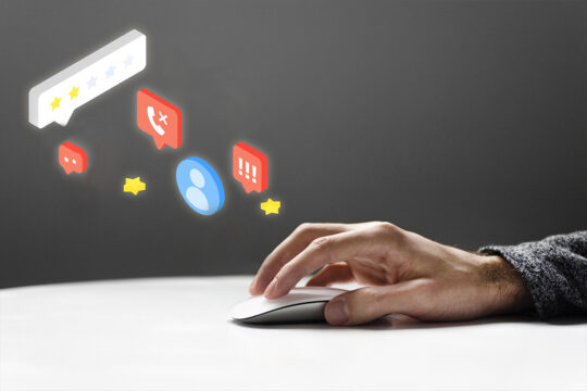 Immagine di una mano che clicca e icone che rappresentano la ricerca digitale di un profilo online