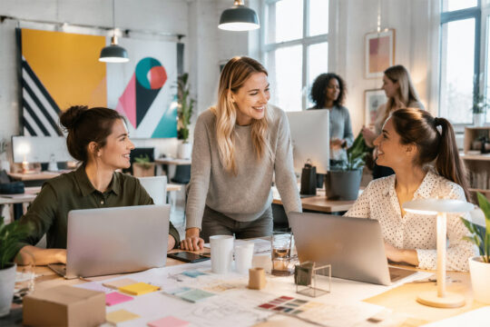 Giovane team di ragazze marchigiane a lavoro su un progetto come team di una start up